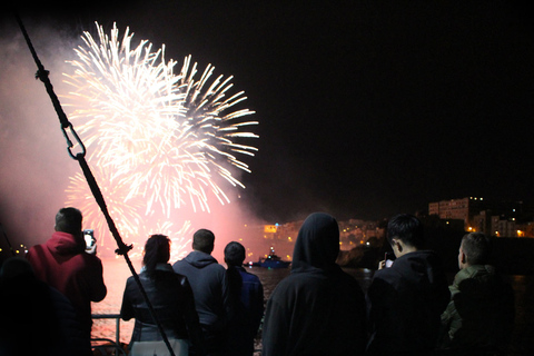 Bugibba: vuurwerkfestival Malta vanaf een catamaranStandaard: SEA Adventure Malta Fireworks Festival