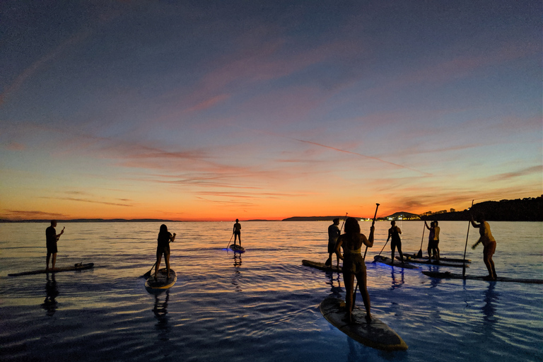 Delad: Stand Up Paddleboard kvällstur med glödSplit: Paddeltur på SUP-bräda i månskenet