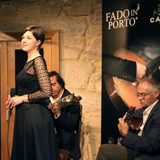 Porto: Cálem-Kellerführung, Fado-Show & Weinprobe