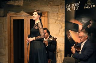 Porto: Cálem-Kellerführung, Fado-Show & Weinprobe