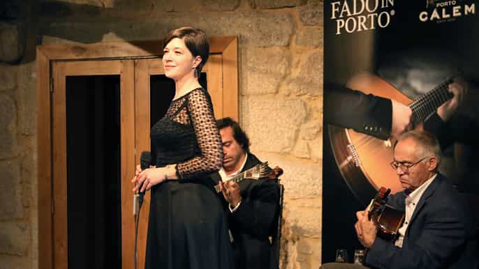 porto omvisning i cálemkjellere fado show vinsmaking
