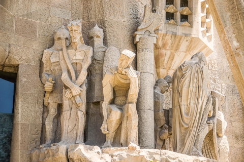 Barcelona: Sagrada Familia en stadstour met ophaalserviceSpaanstalige tour in een kleine groep