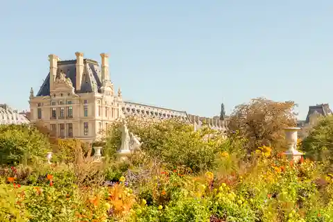 Lifestyle Tour Around the Louvre