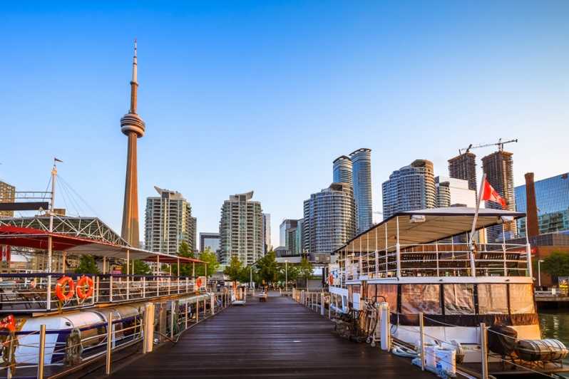 Toronto: Shuttle Transfer Between Downtown and Niagara Falls