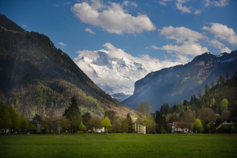 Von Genf: Bern & Paragliding in Interlaken