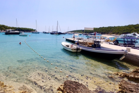 Privébootcruise Hvar en Pakleni-eilandenPrivéboottocht naar Hvar en Pakleni-eilanden vanuit Trogir