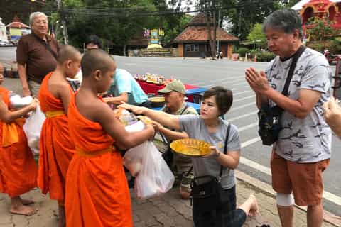 chiang mai tour delle offerte di elemosina templi e waroros