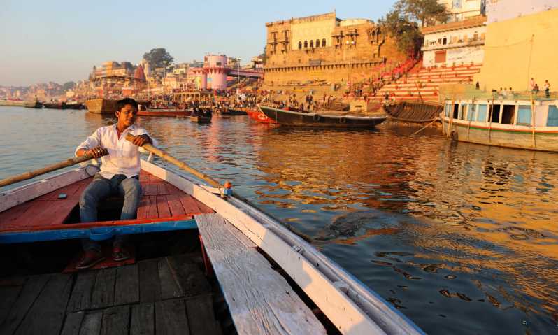 Da Varanasi: tour in barca all'alba e passeggiata nel patrimonio