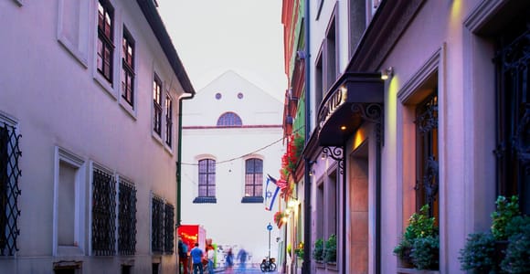 Krakow: Jewish Quarter and Former Ghetto Tour by Golf Cart