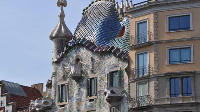 barcelona discover gaudi architectural guided tour
