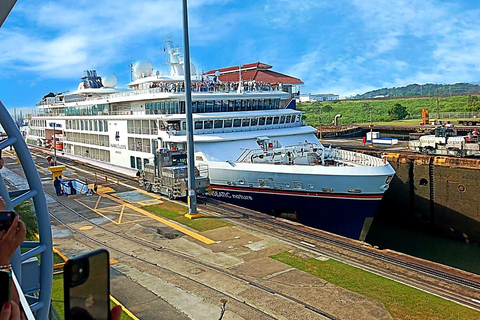 Panama City: Canal & Colonial Churches of Casco Antiguo