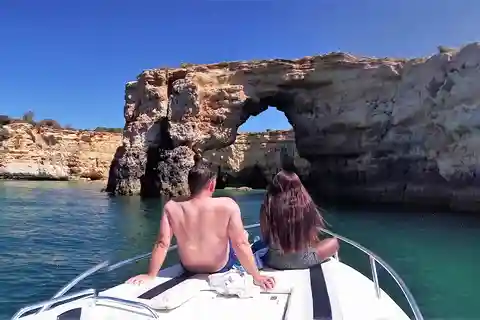 Portimão: Private Benagil Cave Boating Tour