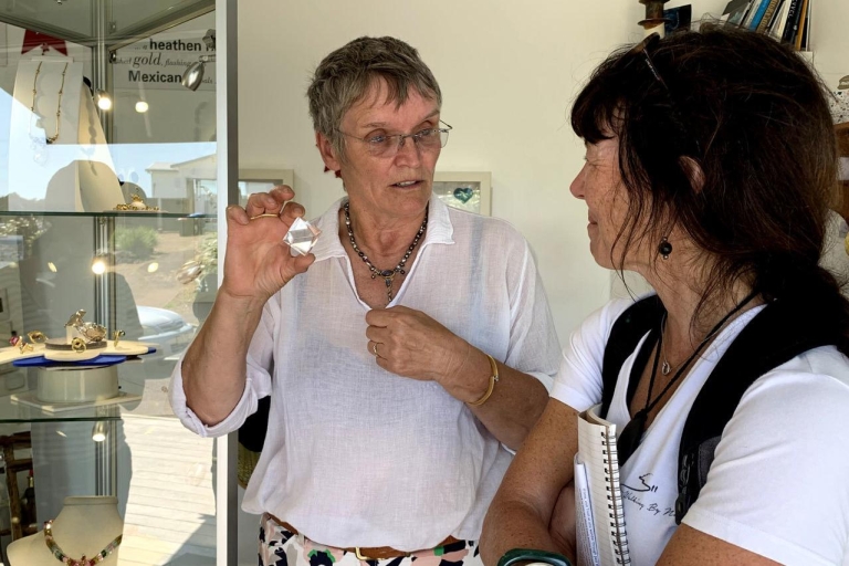 Isla de Waiheke: Paseo guiado de 5 horas para explorar el arteComienza en la Galería de Arte Comunitaria de la Isla de Waiheke