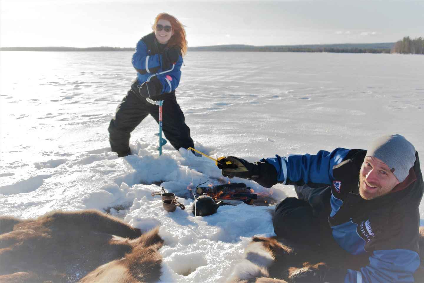 ロヴァニエミでフィンランド風の氷釣り体験