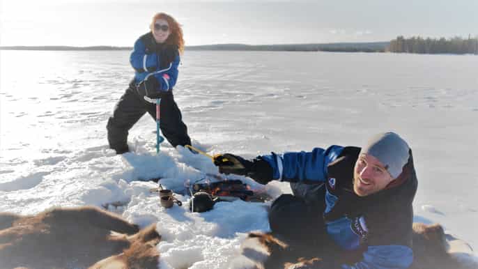 rovaniemi pescar no gelo como um finlandês