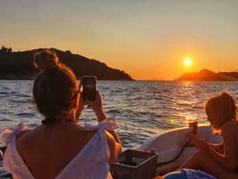 Dubrovnik: Private Bootsfahrt bei Sonnenuntergang mit Wein und Bier Dubrovnik: Private Bootsfahrt bei Sonnenuntergang mit Wein und Bier
