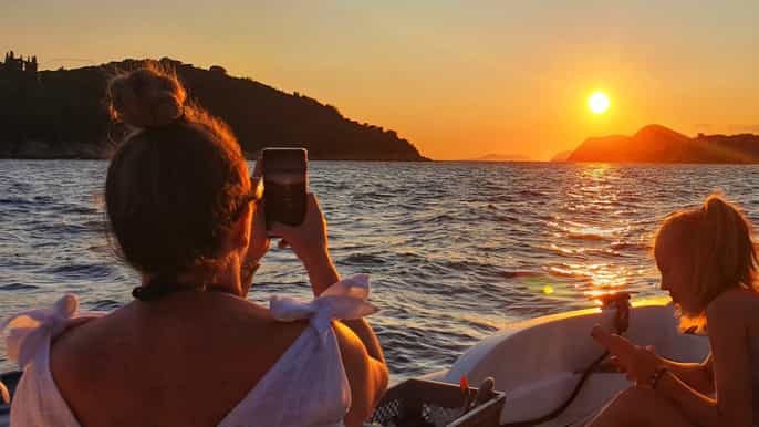 dubrovnik cruzeiro privado de barco ao pôr do sol com vinho e cerveja