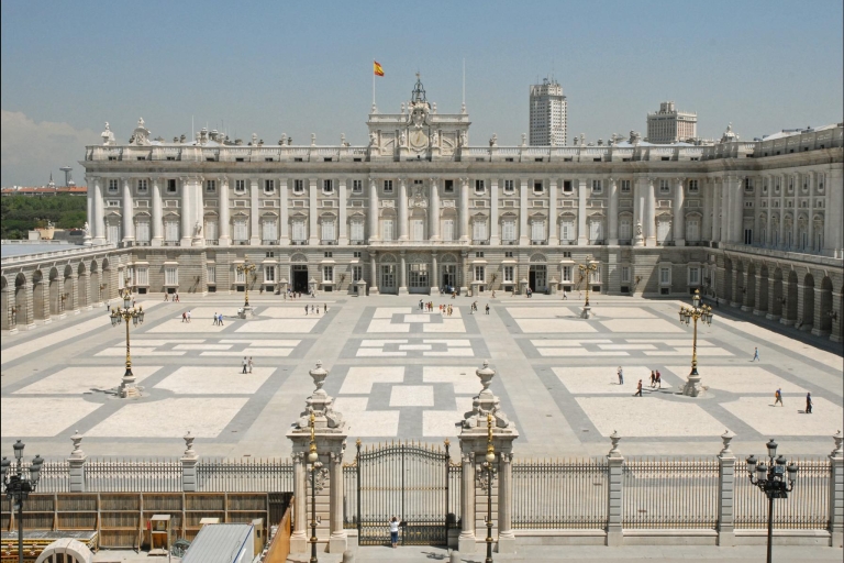 Madrid: tour guiado al Palacio Real con entrada sin colasTour en grupo en inglés