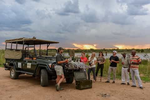 desde johannesburgo o pretoria safari de reserva de caza dinokeng
