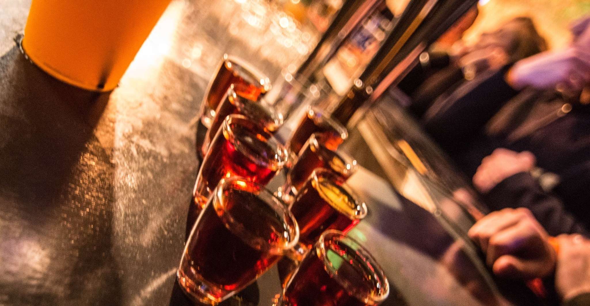 Bruselas, Pub Crawl y la experiencia de fiesta de la vida nocturna - Hizvo