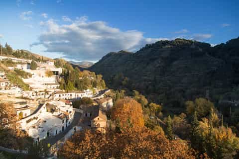 Granada: Half-Day 4-Neighborhoods 4-Cultures Tour
