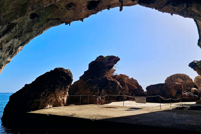Au départ de Cala Gonone : excursion en dinghy dans le golfe d&#039;OroseiAu départ de Cala Gonone : excursion en canot pneumatique dans le golfe d&#039;Orosei