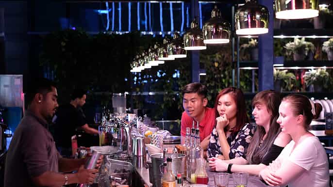 singapour barhopping avec de la nourriture locale du gin et des cocktails