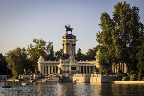 Madrid: Secrets of Retiro Park 2-Hour Walking Tour Group Tour in Spanish