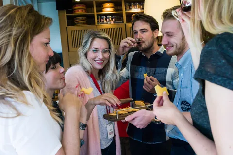 Amsterdam: Guided Cultural Food Tour in German or English