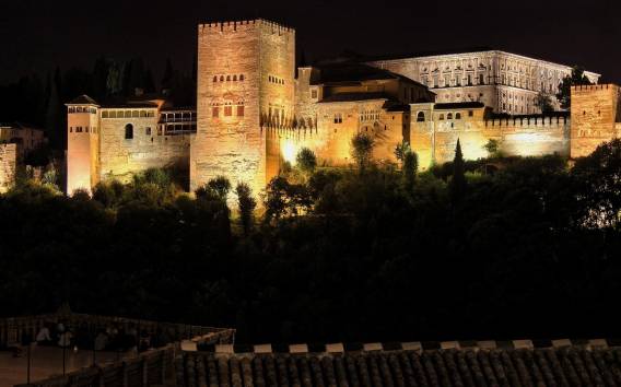 Granada: Generalife & Alhambra Surroundings Night Tour