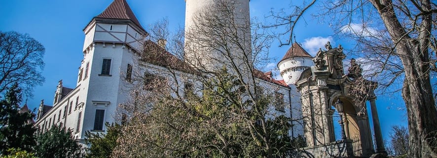 Prahasta: Konopiště-linna ja Kozel-panimo lounaalla