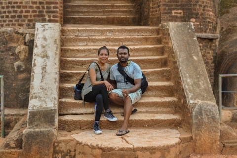 Z Kalutara: całodniowa wycieczka po skałach Sigiriya i jaskini DambullaZ Kalutary: całodniowa wycieczka po skale Sigiriya i jaskini Dambulla
