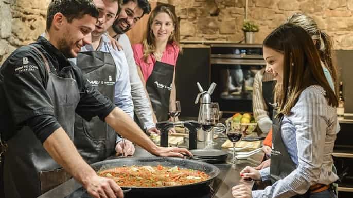 barcelona taller de cocina de paella dirigido por chef con almuerzo