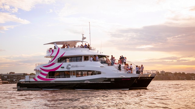 Visit Sydney 3-Course Dinner Harbor Cruise in Sídney