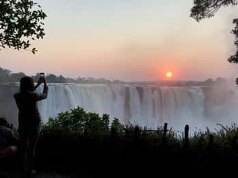 Victoria Falls Town: Geführte Sonnenaufgangstour durch die Victoriafälle Victoria Falls Town: Geführte Sonnenaufgangstour durch die Victoriafälle