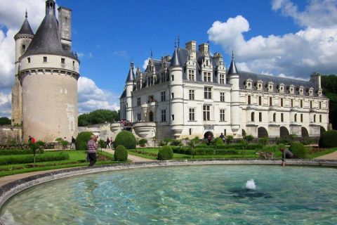 From Tours & Amboise: Day Trip to Chambord & Chenonceau