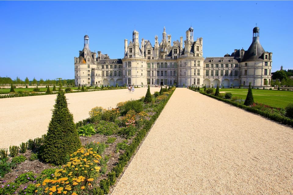 Day Trip to Loire Valley Castles: Chambord, Chenonceau, Amboise