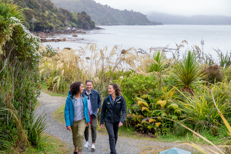 Stewart Island: Village and Bays Tour