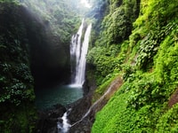 Bali, Sambangan Waterfalls Trekking, deslizamiento y viaje de salto - Housity