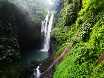 Bali: Excursión de senderismo, deslizamiento y salto a las cataratas de Sambangan