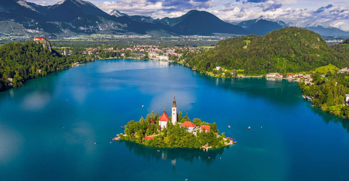 Din Ljubljana: Excursie la Peștera Postojna și lacul Bled | GetYourGuide