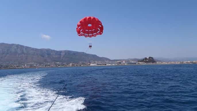 Dénia: viaje en barco de 1,5 horas y experiencia de parasailing