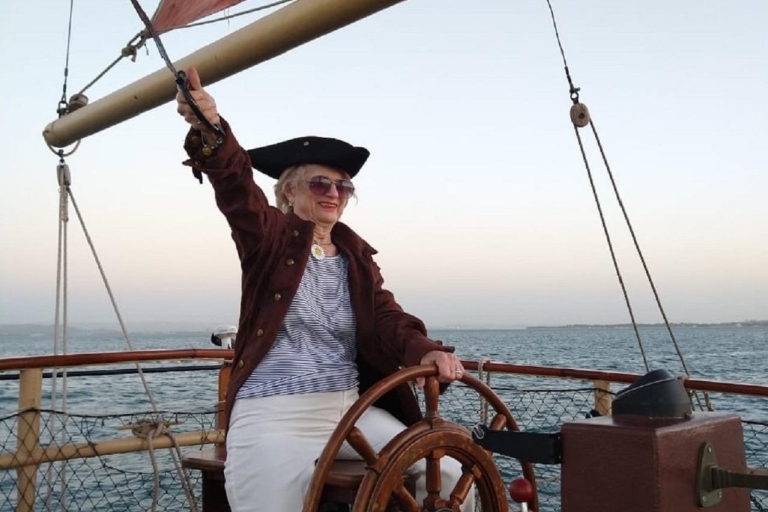 Carthagène: croisière au coucher du soleil avec bar ouvert sur un bateau pirateCarthagène : croisière au coucher du soleil avec open bar sur un bateau pirate