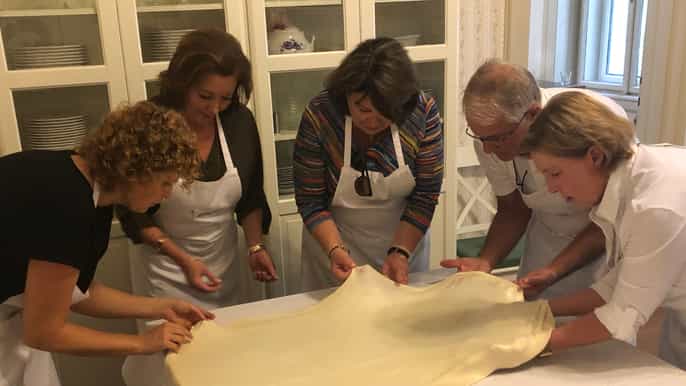 budapest strudel con manos haciendo clase