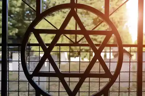 Warsaw Daily Jewish Ghetto Guided Tour with Jewish Cemetery