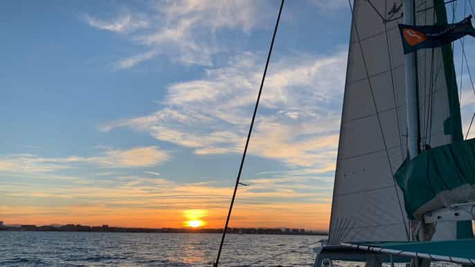 Dénia: 90-Minute Sunset Catamaran Cruise