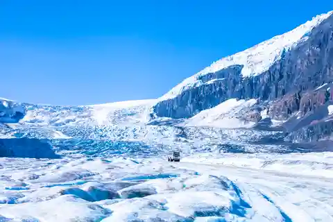 From Banff: Columbia Icefield Tour with Glacier Skywalk