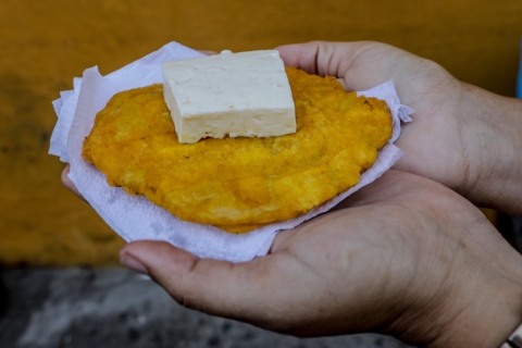Cartagena: Recorrido a pie por la comida callejeraCOMIDA CALLEJERA COMO UN LOCAL