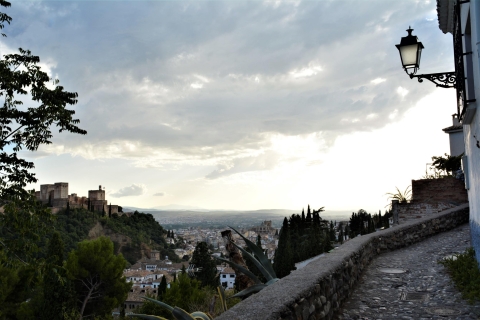 Granada: Guided Albaicin, Sacromonte, and Viewpoints Tour Guided Albaicin, Sacromonte & Viewpoints Tour - German