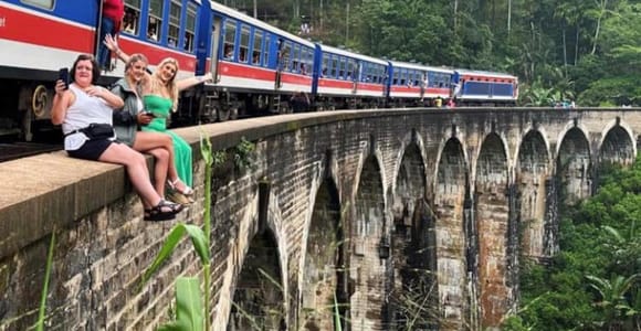 Ella: Waterfall, Little Adam&#39;s Peak & Nine arch Bridge Tour
